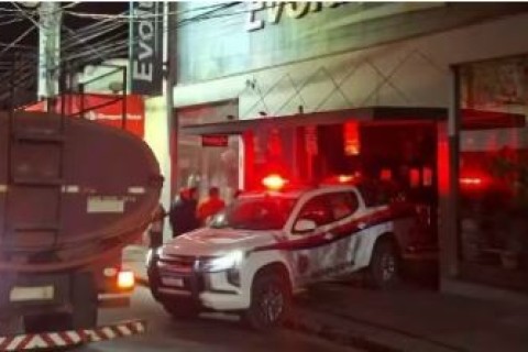 Incêndio destrói loja de roupas no Centro de Casa Branca e prejuízo pode chegar a R$ 3 milhões