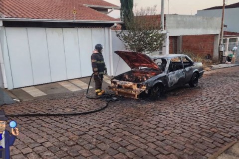 Carro pega fogo e fica destruído nas em São José do Rio Pardo