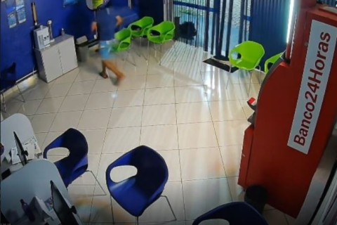 Homem é preso em flagrante após arrombar e furtar agência do banco Agibank em São José do Rio Pardo