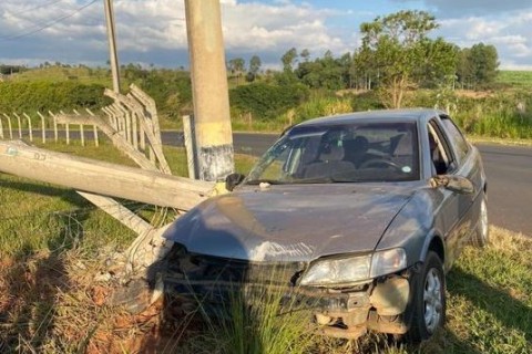 Carro de Vargem Grande do Sul perde controle e bate em poste em Itobi