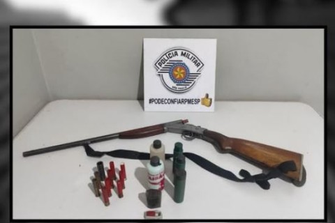 PM prende homem com espingarda em sítio de Casa Branca SP