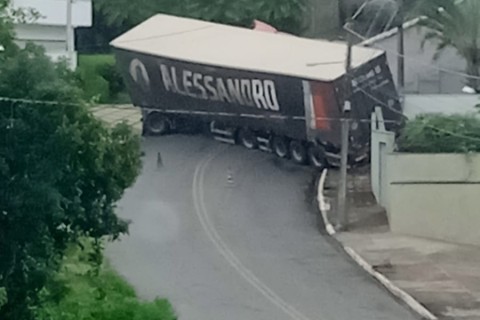 Carreta carrega com polietileno dá "L" e bloqueia rua no bairro Santa Tereza em São José do Rio Pardo