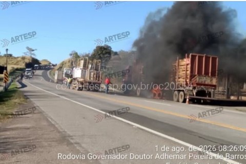 Carreta pega fogo  em Espírito Santo do Pinhal