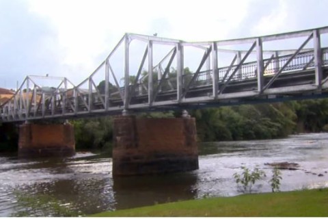 Homem sobe no topo da Ponte Euclides da Cunha e mobiliza Polícia e Bombeiros em São José do Rio Pardo
