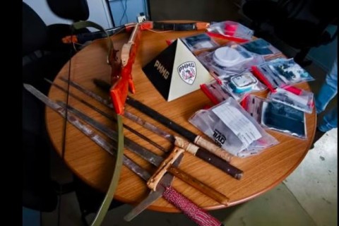 Em Juruaia MG, Trio é preso com drogas e "arsenal" de espadas, arco e flecha