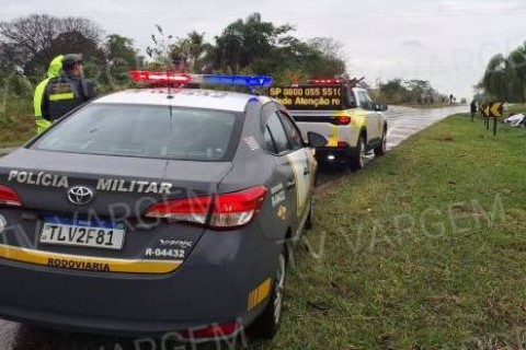 Motorista fica ferido após carro cair em vala na SP-344 em Vargem Grande do Sul
