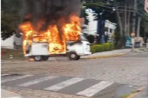 Carro pega fogo no centro de São José do Rio Pardo – SP