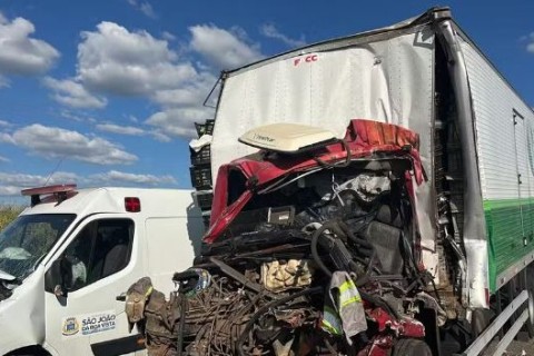 Caminhão de empresa de São José do Rio Pardo se envolve em engavetamento com morte na SP-340