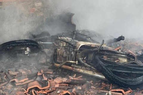 Motocicleta pega fogo e incêndio mobiliza Defesa Civil em Casa Branca
