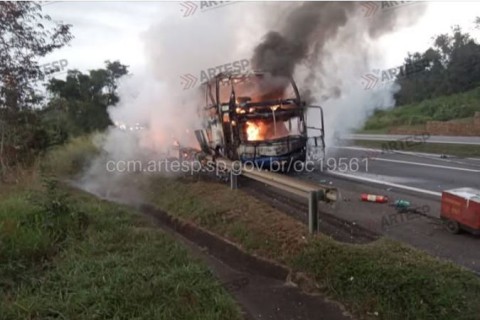 Ônibus clandestino pega fogo e interdita trecho da Rodovia SP-340 em Casa Branca