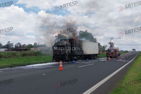 Incêndio em carreta carregada de pólvora interdita Rodovia Anhanguera em Pirassununga