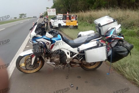 Motociclista fica ferido após ter moto atingida por carreta na Rodovia SP-340, em Aguaí