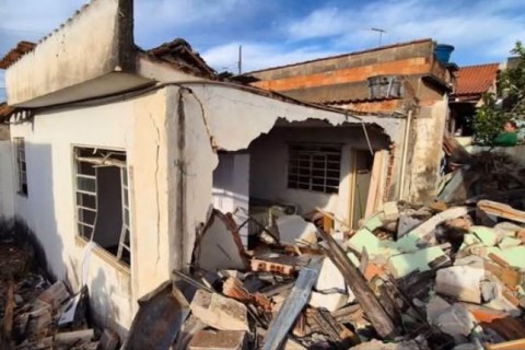 ‘CENÁRIO DE GUERRA’: Explosão por vazamento de gás destrói casa, deixa idoso ferido e força interdição de quatro imóveis em Varginha