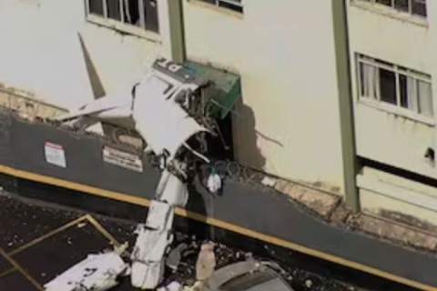 Avião cai após decolagem e atinge edifício na capital mineira