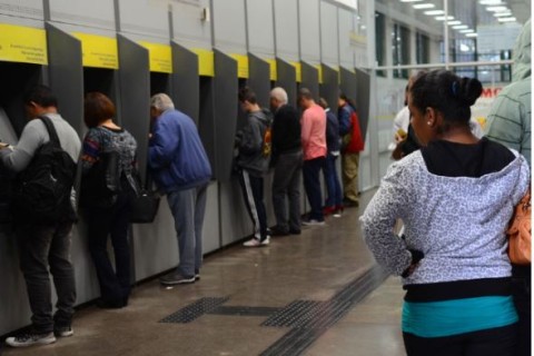 Feriado da padroeira do Brasil altera atendimento nas agências bancárias