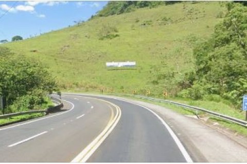 Caminhão cai em ribanceira após colidir com defensa metálica na SP-342, na Serra de Águas da Prata