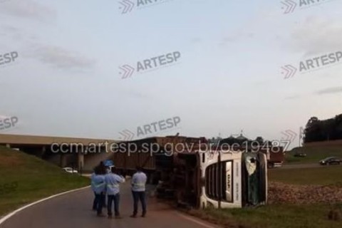 Motorista fica ferido após carreta carregada de cana tombar na SP-340, em Mococa